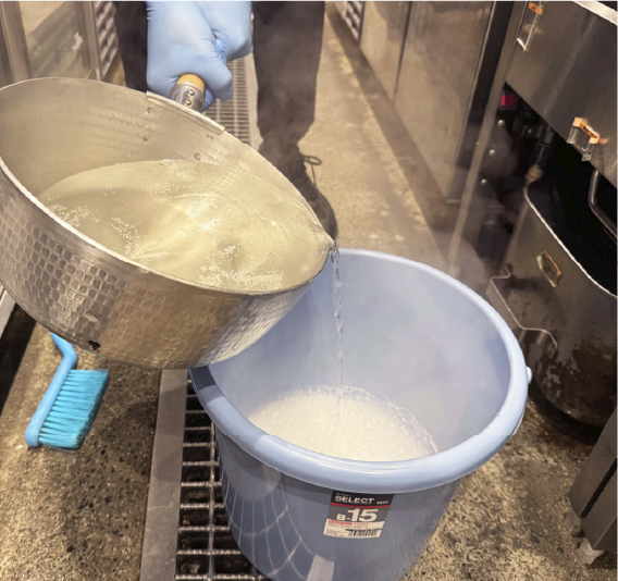 80度のお湯を入れる