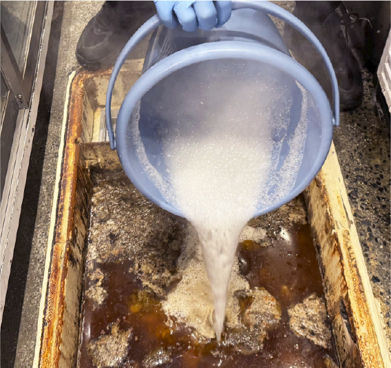 各槽に注ぎ入れる