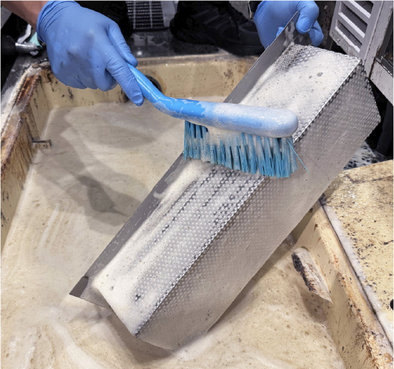 ブラシ等でパーツをこする