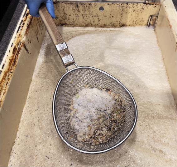 残渣をすくい取る